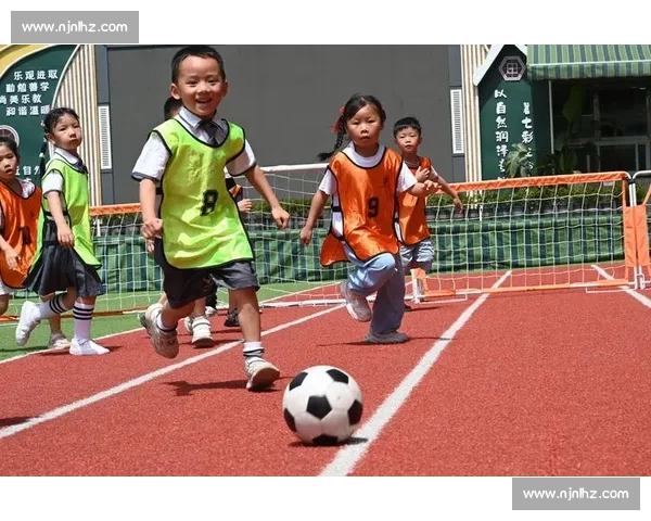 提升足球技能，锻炼团队协作，夏令营活动开启你的运动梦想之旅